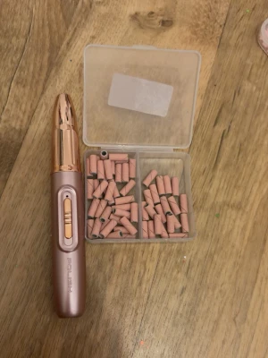 Elektrisk nagelfil med sliprullar - Elektrisk nagelfil i roséguld med tillhörande sliprullar i rosa 240 Gritt. Perfekt för att forma och släta ut naglarna. Kommer med ett praktiskt förvaringsetui för sliprullarna. Smidig design och enkel att använda för snygga naglar hemma. Den är laddbar💞