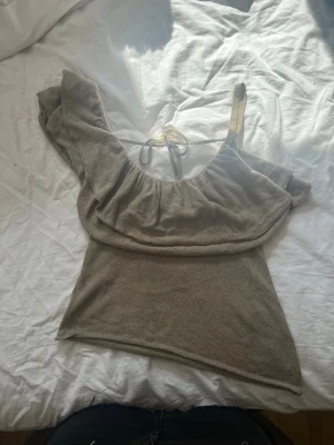 topp med volang - snygg topp från zara som man knyter i ryggen med volang detaljer, pris kan diskuteras🩷