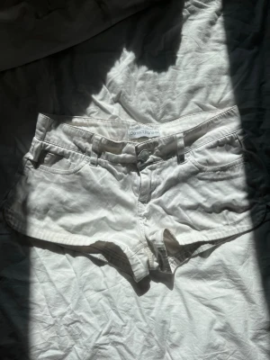 lågmidjade shorts - super fina vita lågmidjade shorts från gina tricot🩷