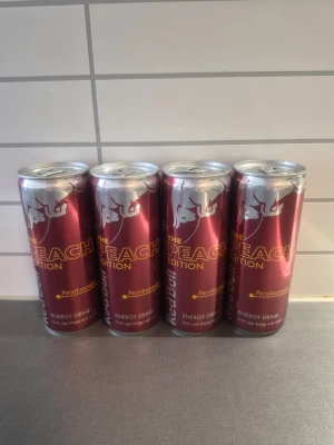 Oöppnad Red Bull Peach Edition persika 4st - Fyra burkar Red Bull The Peach Edition energidryck med persikosmak. Finns inte att köpa längre! OBS utgångsdatum 16e April 2026!