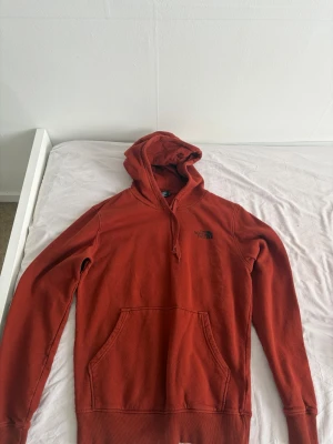 The North Face röd hoodie - Skön, bekväm hoodie, har använt några gånger men inga fläckar eller problem, pris kan diskuteras