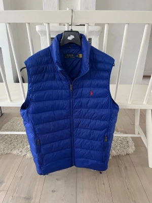 Ralph lauren väst - Riktigt fräsch Ralph lauren bäst i en snygg blå färg! Väldigt fint skick, storlek M. Nypris över 3000kr.    Pris 760kr