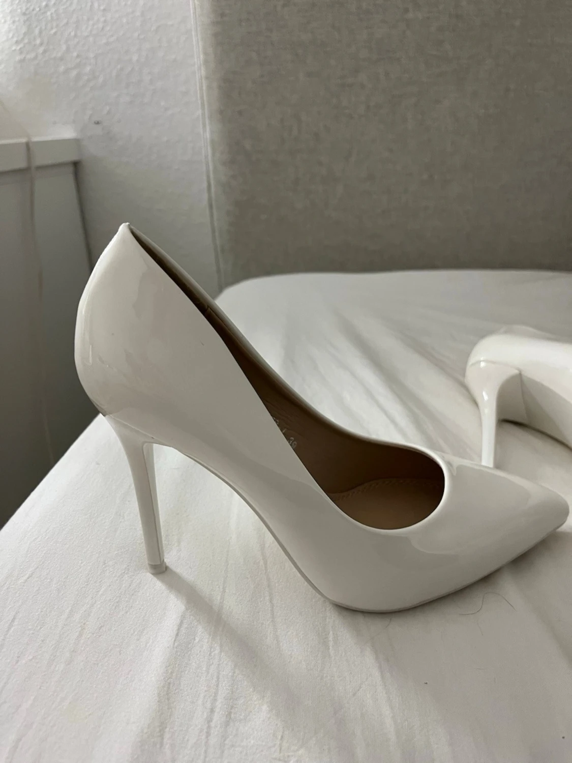 Vita pumps/ klackeskor  - 1
