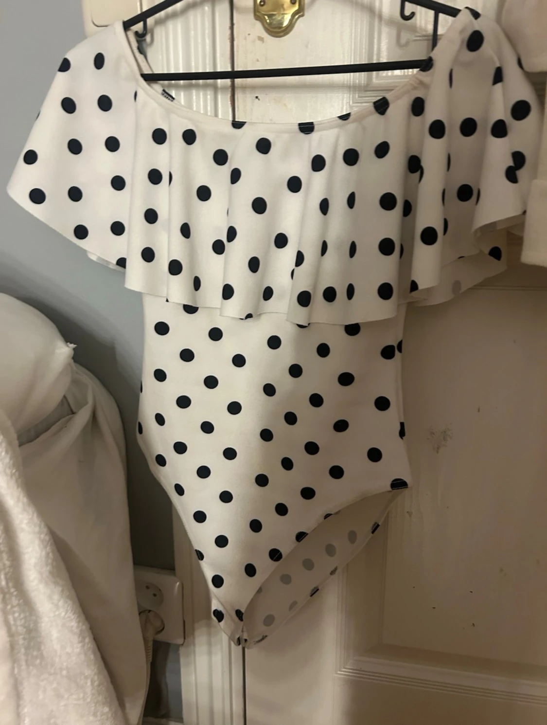 Vit prickig offshoulder body