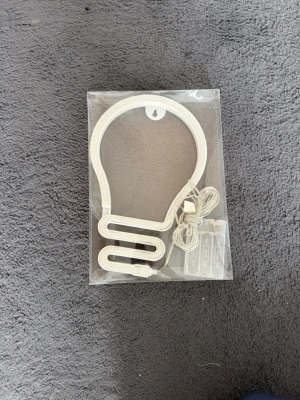 LED-lampa i form av glödlampa och frågetecken - Säljer en LED-lampa i plast formad som en glödlampa. Och en LED-lampa som är formad som ett frågetecken. Lamporna drivs med batterier och har en genomskinlig batteridosa med sladd. Perfekt som dekoration till rummet eller för att skapa mysig belysning. En med dens förpackning och en utan. Båda kommer utan batterier 1 för 80 2 för 150