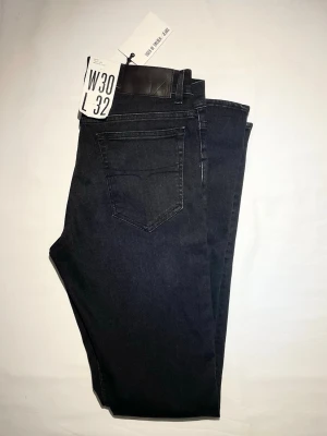 tiger of sweden jeans - Tiger of sweden jeans  i modellen evolve. Helt nya, Inga defekter och det är bara att skriva vid frågor eller mer bilder mvh 