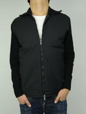 Massimo Dutti hybrid cardigan  - MASSIMO DUTTI Storlek : L Passform : Passar S/M Användning : Jackan är i ett väldigt fint skick utan defekter Nypris : Cirka 1600SEK Modellen på bilden : 182CM och väger 73,5KG