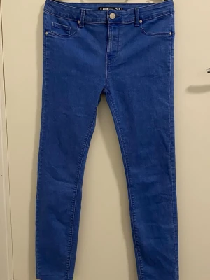 Blå skinny jeans från SisterS Point - Som ni ser på bilden har den fickor bakom men inte framåt. Och längden är 96cm 
