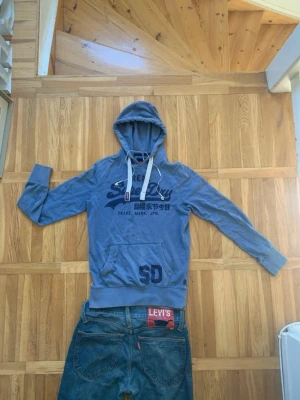 Superdry Hoodie - Riktigt skön superdry hoodie i storlek M men passar snarare S eller nått där emelllan. Har knappt använts nånting av mig.