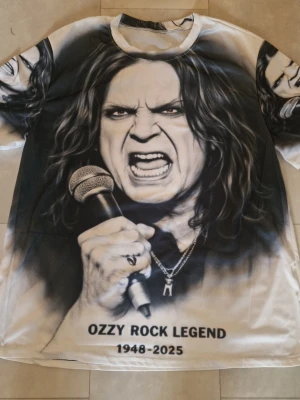 T-shirt Ozzy - T-shirt Ozzy. Polyester. 