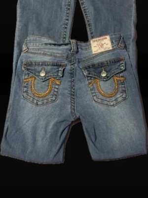 True religion w27 - Säljer dessa extremt snygga true religion jeans som jag tyvärr tycker är lite för små för mig! Det är i Becca mid rise modellen! ☺️  Köpte för fåtal månader sen och inte använt mycket! Inga defekter🤗 Jeansen är i storlek 27!   Nypris- 1 599kr ❤️ Lägger ut för 650 då dom är som nya men kan självklart förhandlas, ge gärna prisförslag🤗💓        #truereligion #jeans #becca #beccamidrise #midrise #2000s #y2k #vintage #lowwaist #trendy #japanstyle #alternative #emo #sthlm #chic