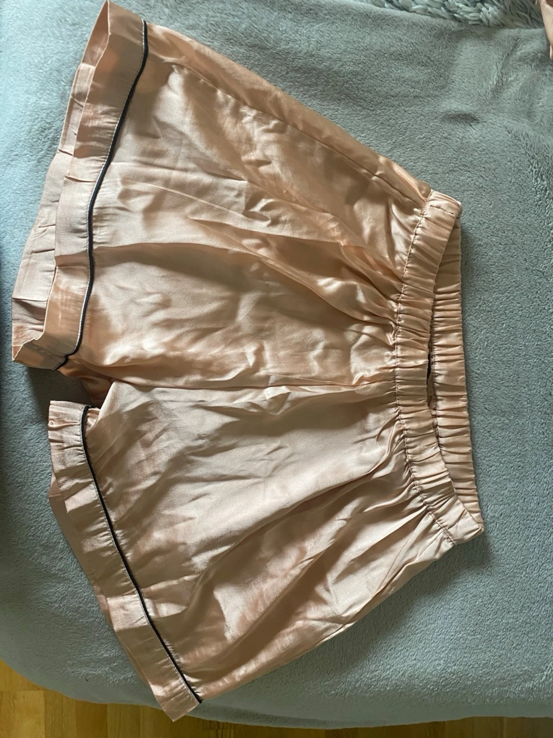 Satin pyjamasset shorts och T-shirt - 1