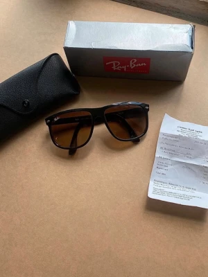 Bruna Ray-Ban boyfriend solglasögon - Säljer mina raybands boyfriend då jag köpt ett par andra glajor, haft ett tag men knappast använda. Finns kvitto samt låda. Pris kan diskuteras vid snabb affär!