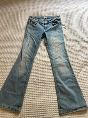 Ljusblå bootcut jeans - Säljer ett par ljusblå lågmidjade bootcut jeans. Säljer pga att de är smått för stora för mig i midjan. Använt ett par gånger. 