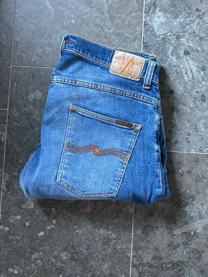 Nudie jeans - Raka nudie jeans i riktigt bra skick || Strlk: Oklart då det inte står i byxorna men sitter som W33 L32 || Skick: 9/10 || Bara att skriva vid frågor och funderingar!
