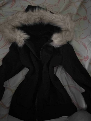 Tröja med pälsluva - Tröja med pälsluva i fint skick. Luvan har syntetpäls men är inte lika fluffig längre, men tröjan i sig är hel och utan defekter. Storlek S men passar även XS. Säljes då det inte riktigt är min stil längre 💓Ord. pris - 239. Mitt pris 99kr🩷