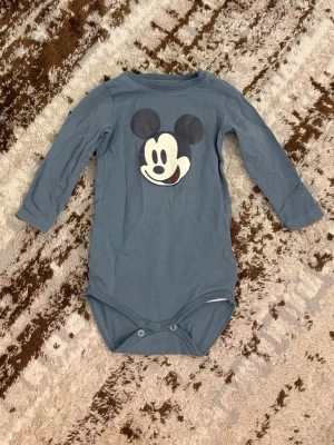 Babybody 6/9 månader - Babybody 6/9 månader pris 20kr
