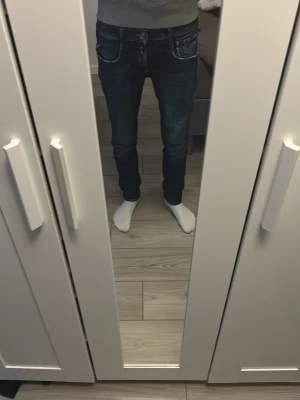 Replay jeans anbass - Ett par riktigt clean replay jeans i modellen anbass. Köpta för 1399kr och är inte använda mycket alls. Storleken är w28 och de passar perfekt för en stilren outfit. Skriv vid minsta lilla fråga, pris går självklart att diskutera vid snabb affär🙌🙌
