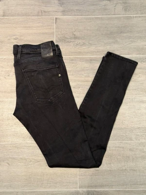 Replay Anbass Jeans - Säljer dessa urläckra jeans från Replay. Modellen är Anbass och storleken är W32 L34 Jeansen har en super snygg svart. Skicket är toppen, inga defekter finns!