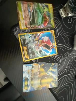 Pokémon GX samlarkort, 3-pack - Tre Pokémon GX samlarkort med färgstarka motiv. Korten visar Venusaur, Gyarados och Magikarp & Wailord. Perfekt för dig som gillar att samla eller spela Pokémon TCG. Korten har glansig finish och detaljerade illustrationer.