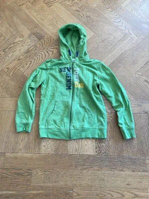 Två hoodies med tryck, grön & gul - Säljer två snygga hoodies i storlek 146-152. Gula tröjan har två fläckar men som kanske går bort i tvätten(se bild).  