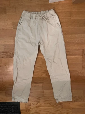 Linnebyxor  - Linnebyxor från Kappahl. Storlek 158 men passar upp til 168. ”XS”. Mycket bra skick. Beiga. Kontakta för intresse 🙌🏼