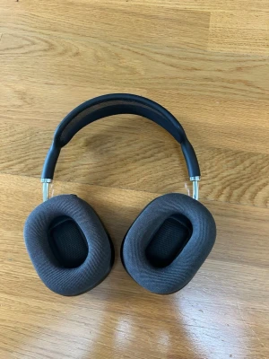 Apple AirPods Max svarta hörlurar - Snygga over-ear hörlurar från Apple i svart med mjuka mesh-kuddar och aluminiumkåpor. Bågen är vadderad och har ett meshband för extra komfort. Perfekta för musik, gaming eller film med grym ljudkvalitet och stilren design.