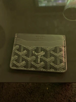 Svart kortfodral - Plånbok i väldigt bra skick. Perfekt att ha alla sina kort i och en perfekt accessoar.