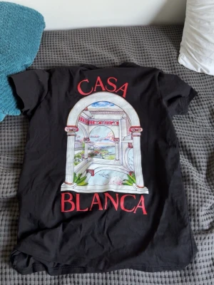 Svart Casablanca t shirt  - Snygg Casablanca t shirt perfekt för sommaren. Modellen sitter stort men det är  snyggt. 