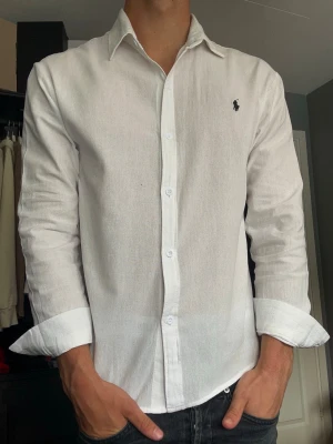Ralphlauren linneskjorta - Säljer denna riktigt snygga linneskjorta från Ralph lauren. Den är använt ett par gånger så skicket är fof mycket fint. Det är ett väldigt tunt material. Storleken är S men passar även XS. Skriv vid fler frågor eller bilder.