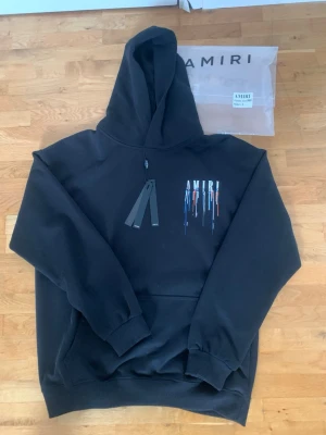 Svart hoodie från Amiri med tryck - Helt ny 