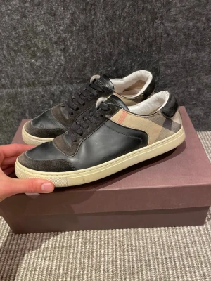 Burberry skor  - Hej, säljer nu dessa svin snygga Burberry skor. Skorna är i ok skick!  Bara skorna medföljer. Hör av dig vid frågor. 