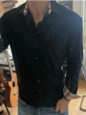 Burberry skjorta - Snygg burberry skjorta med inga defekter! Storlek M/L och jag är 184