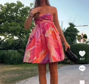 Rosa hm klänning - Jätte snygg hm klänning, kom gärna med prisförslag men säljer rätt dyrt då den är extremt eftertraktad 💕🫰