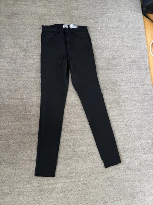 Skinnbyxor   - Fina skinny skinnbyxor  i ett mycket bra skick
