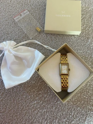 Mockberg klocka guld  - Säljer min mockberg klocka i nyskick, ligger ute på min vinted också för att jag vill bli av med den snabbt. Heter weraronder där💛Inga repor eller tecken på användning. Nypris 1900kr. Många som skriver så passa på när den finns. ”Först till kvarn ”