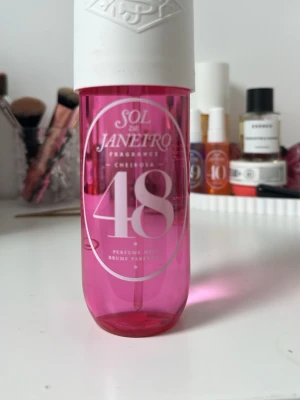 Sol de Janeiro Cheirosa 48 Perfume Mist - Fräsch och söt parfymmist från Sol de Janeiro i modellen Cheirosa 48. Flaskan är genomskinlig och rosa med vit kork och stilren design. Perfekt för dig som gillar tropiska och ungdomliga dofter.