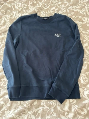 Mörkblå sweatshirt från A.P.C. - Snygg mörkblå sweatshirt från A.P.C. 