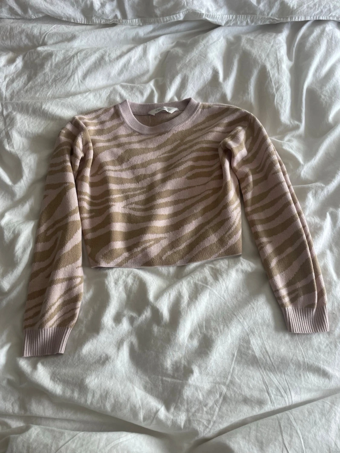 Beige zebramönstrad stickad tröja