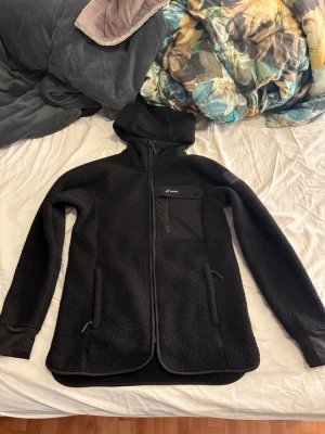 Revolution race fleece jacka  - Svart Revolution race fleece jacka i storlek xs, säljes pga jag tycker den är lite för lång på mig så den är i väldigt bra skick då den är använd 1 gång. 