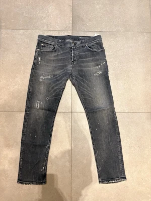 Dondup jeans - Dondup jeans !!Trendigaste jeansen på marknaden Nypris=4000  Säljs för=799(Modellen har orginal slitningar från fabrik vilket gör jeansen mer populär och eftertraktad)