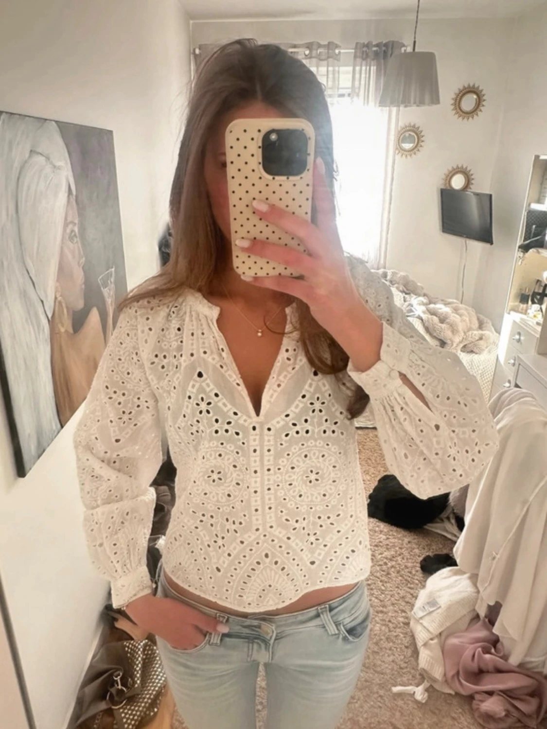Vit broderad blus med v-ringning