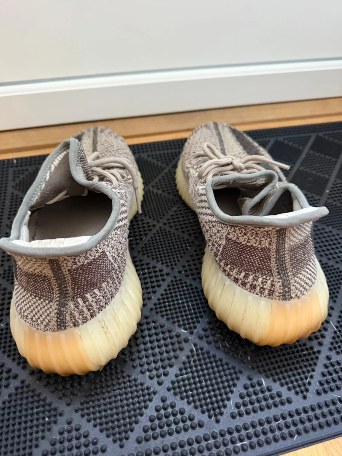 Yeezy Boost 350 V2 i beige och brunt - 3