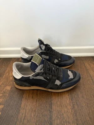 Valentino Rockrunner - Säljer dessa äkta Valentino rockrunner|| storlek 43|| 7/10 skick|| inget og|| pris 999kr