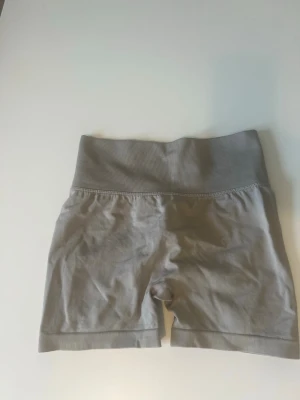 Scrunch shorts S - Beige shorts med bred ribbad midja och sömlös design. Shortsen har en scrunch-detalj bak för extra form. Använda 2 gånger 