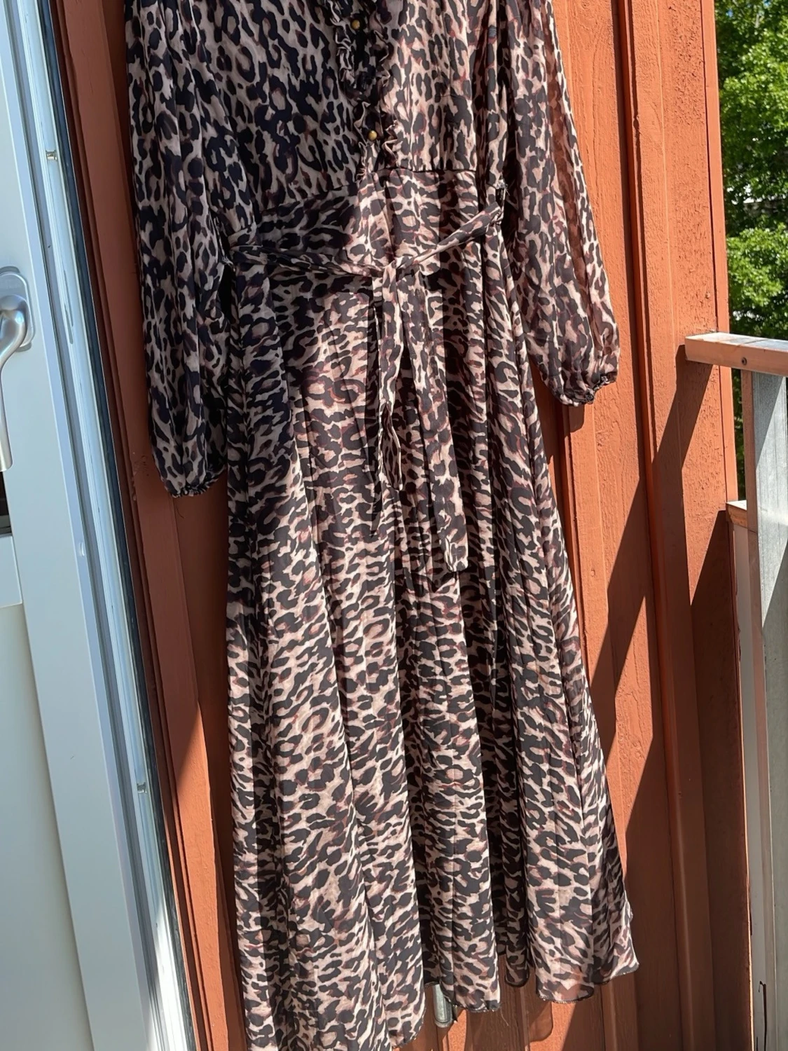 Leopardmönstrad långklänning med volang - 1