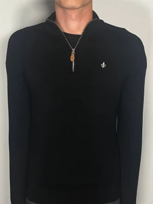 Morris halfzip merinoull - Säljer en ritkigt snygg och trendig Morris halfzip i 100% merinoull och i fint skick, storlek M men sitter som S, vid frågor är det bara att skriva //Gramenti