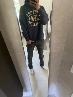 Blå vintage SUPERDRY hoodie med tryck - Blå vintage SUPERDRY hoodie väldigt skön och är perfekt nu till sommaren jag är 180 lång och väger 65kg  Var inte rädd att höra av dig vid funderingar.  EXTREMT SÄLLSYNT OCH EFTERTRAKTAD MODELL