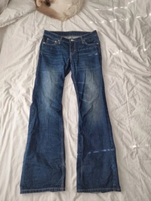 Lådmidjade jeans WEEKDAY  - Storlek 28/32 men lite längre i benen. Har ingen bild på då de tyvärr inte passa mig 💕
