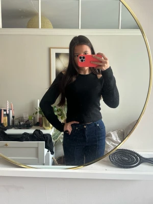 Zara topp med ”hål” för axlarna - Superfin stickad Zara topp med ”hål” vid axlarna. Passar perfekt både till skola och helg! Strl M men är liten i storlek. Obs lite nopprig (syns på bild)!